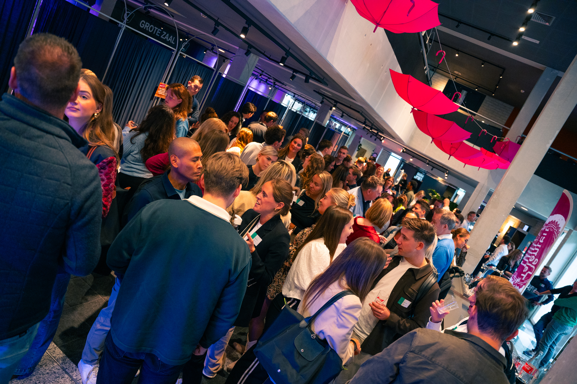 Bezoekers ontdekken stages, afstudeeropdrachten, vacatures en werkgevers tijdens De Talententuin Twente in Enschede